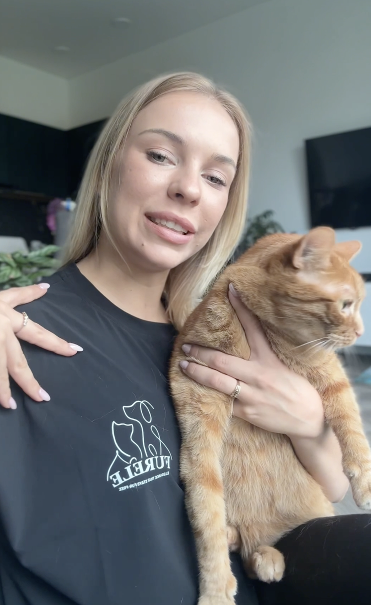 Liis ja kass Rocky Furele särgiga