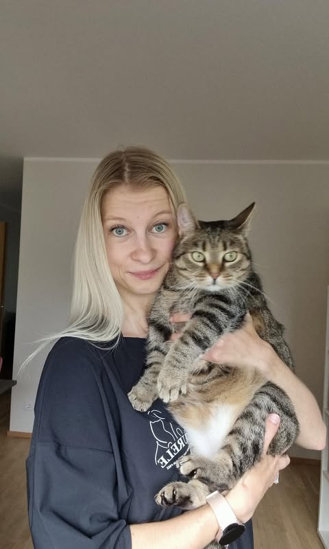 Piirika ja Kassiomanik Furele särgiga