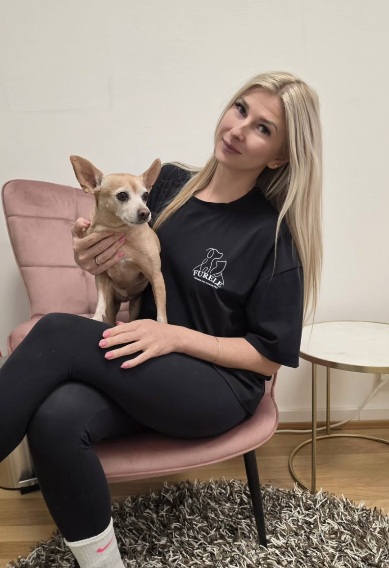 Gertu ja Chihuahua Lotte omanik Furele särgiga